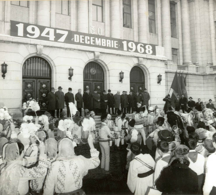 În faţa sediului C.C. al P.C.R., pionierii şi şcolarii au adus urări de Anul Nou conducătorilor de partid  şi de stat. (30 decembrie 1968) 
