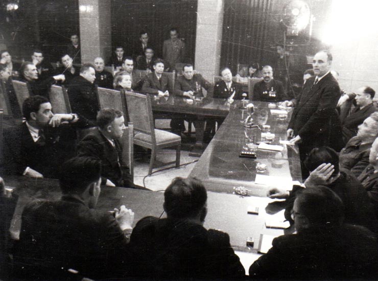 Gh. Gh.-Dej vorbind cu prilejul vizitei delegaţiei sovietice de colhoznici şi oameni de ştiinţă în domeniul agriculturii. În imagine: Vasile Luca, Teohari Georgescu. (Consiliul de Miniştri, 27 decembrie 1950)