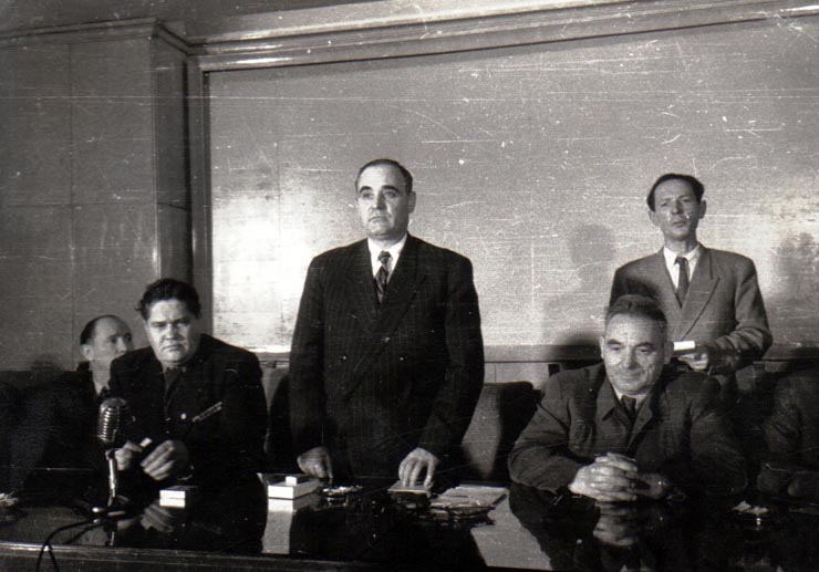 Gh. Gh.-Dej vorbind cu prilejul vizitei delegaţiei sovietice de colhoznici şi oameni de ştiinţă în domeniul agriculturii. În imagine: V. Luca, Teohari Georgescu. (Consiliul de Miniştri, 27 decembrie 1950)