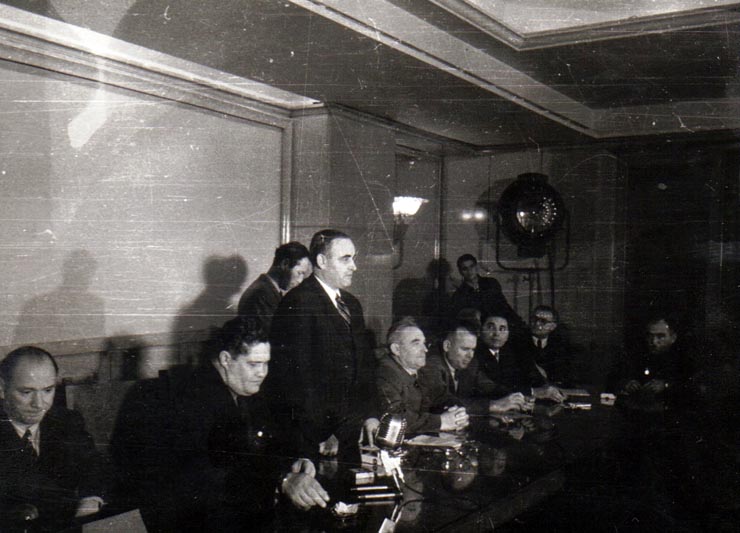 Gh. Gh.-Dej vorbind cu prilejul vizitei delegaţiei sovietice de colhoznici şi oameni de ştiinţă în domeniul agriculturii. În imagine: V. Luca, Teohari Georgescu, Chivu Stoica, Gh. Apostol, Miron Constantinescu. (Consiliul de Miniştri, 27 decembrie 1950)