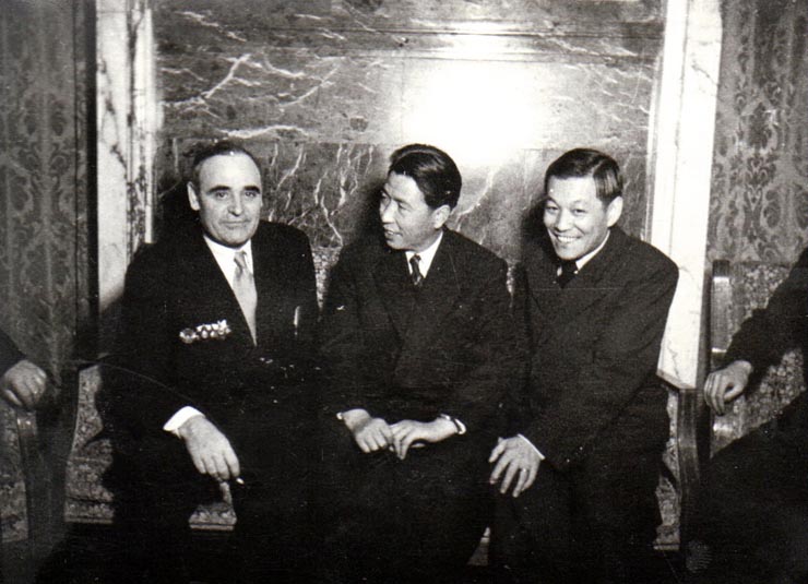 Gh. Gh.-Dej întreţinându-se cu diferiţi oaspeţi la recepţia de la Consiliul de Miniştri, cu prilejul celei de a treia aniversări a proclamării R.P.R. (palatul Ministerului de Externe, 30 decembrie 1950)