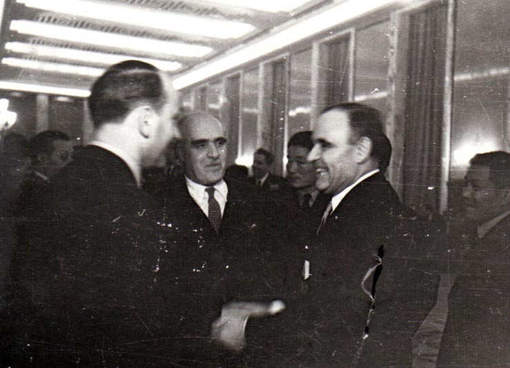 Gh. Gh.-Dej întreţinându-se cu diferiţi oaspeţi la recepţia de la Consiliul de Miniştri, cu prilejul celei de a treia aniversări a proclamării R.P.R. (palatul Ministerului de Externe, 30 decembrie 1950)