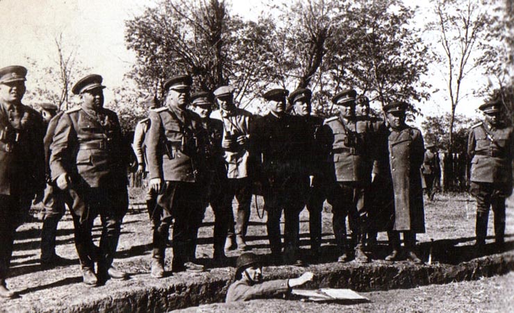 Gh. Gh.-Dej, Emil Bodnăraş, L. Sălăjan, Nicolae Ceauşescu, C. Doncea etc la o manevră militară. (1950)