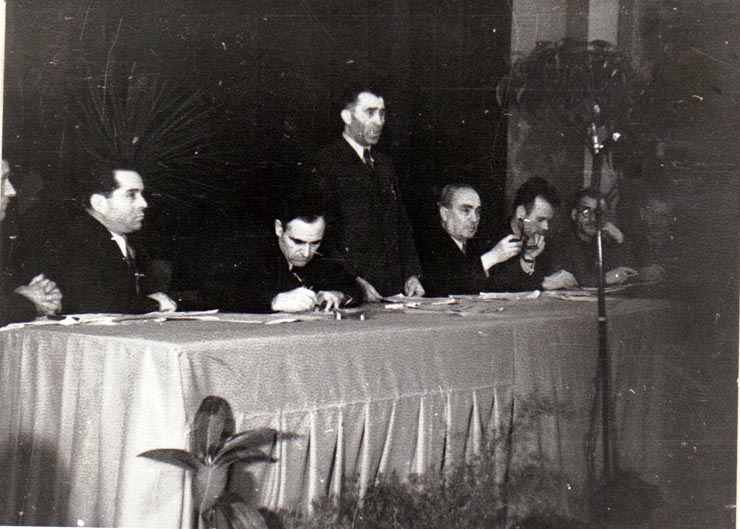 Prezidiul Congresului Uniunii Sindicale C.F.R. care a avut loc pe 20 ianuarie 1945 în sala clubului de pe stadionul Giuleşti - Din prezidiu fac parte Gh. Gh. Dej, Chivu Stoica, ş.a. (C. Doncea, Bigu Vasile).(20 – 30  ianuarie 1945)