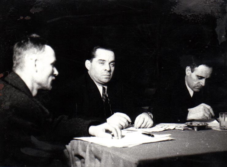 Prezidiul Congresului Uniunii Sindicale C.F.R. care a avut loc pe 20 ianuarie 1945 în sala clubului de pe stadionul Giuleşti - Din prezidiu fac parte Gh. Gh. Dej, ş.a. (C. Doncea).(20 – 30  ianuarie 1945)