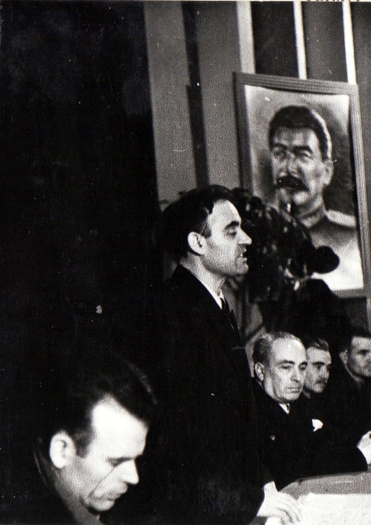 Gh.Gheorghiu Dej rostindu-şi cuvântarea la Congresului Uniunii Sindicale C.F.R. care a avut loc la 20 ianuarie 1945 în sala clubului de pe stadionul Giuleşti (Brătfăleanu).(20 – 30  ianuarie 1945)