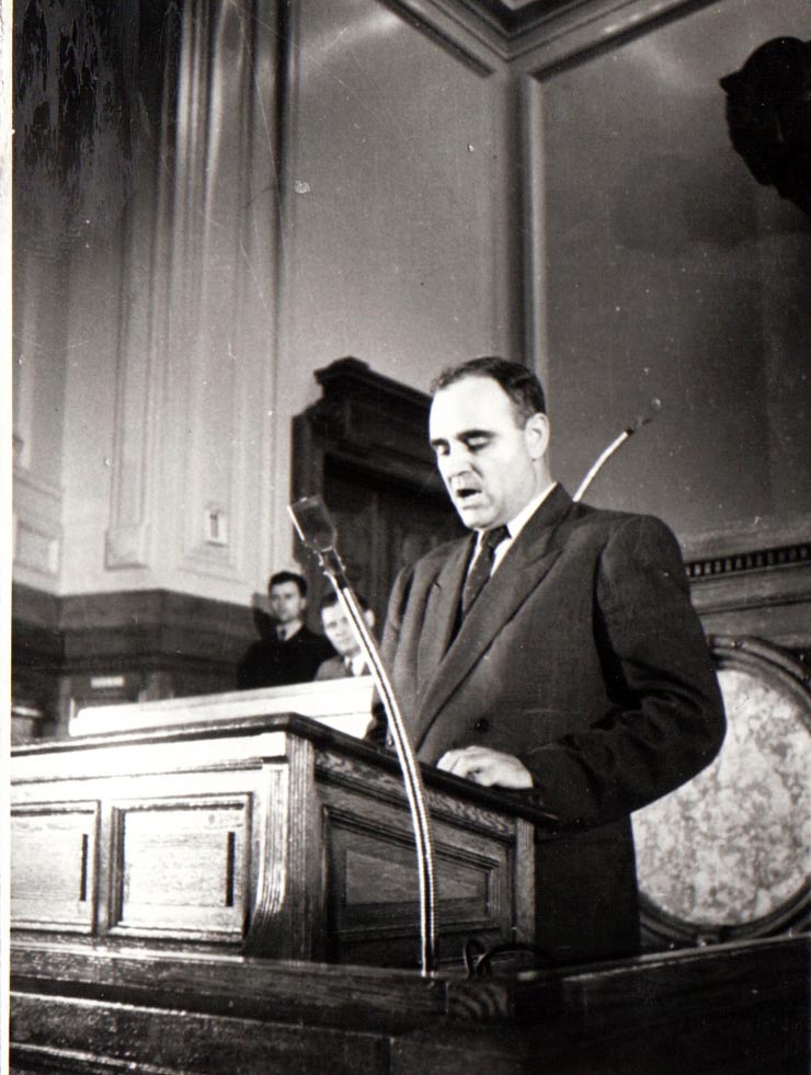 Gh.Gheorghiu Dej rostindu-şi cuvântarea la Primul Congres General al Sindicatelor Unite care a avut loc la Bucureşti între 20-30 ianuarie 1945 (Clădirea Marii Adunări Naţionale).(20 – 30  ianuarie 1945)