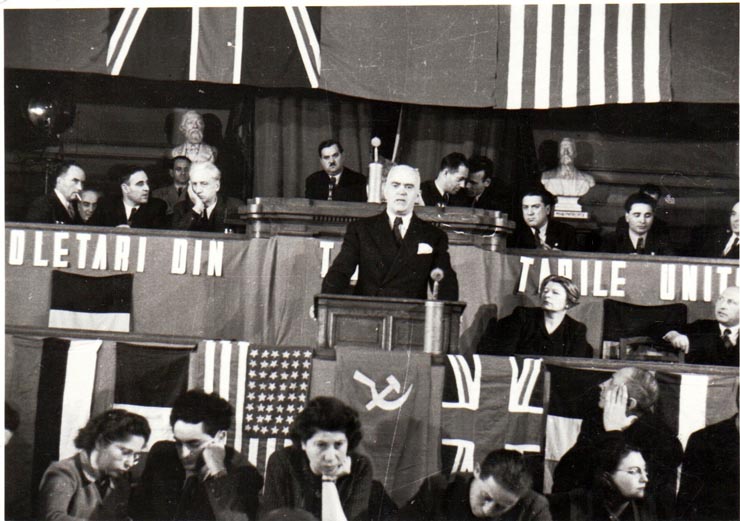 Gh.Gheorghiu Dej, Lotar Rădăceanu, Chivu Stoica, Gh. Apostol şi alte persoane, la lucrările Primului Congres General al Sindicatelor Unite, care a avut loc în Palatul Marii Adunări Naţionale (vorbeşte Petru Groza) (Ana Pauker, Vlădescu Răcoasa, ing. G. Nicolau).(20 – 30  ianuarie 1945)