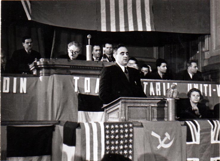 Gh.Gheorghiu Dej rostindu-şi cuvântarea la Primul Congres General al Sindicatelor Unite, care a avut loc la Bucureşti între 20-30 ianuarie 1945 (Clădirea M.A.N.) (Ana Pauker, Gh. Apostol, V. Luca, Al. Sencovici, Chivu Stoica). (20 – 30  ianuarie 1945)
