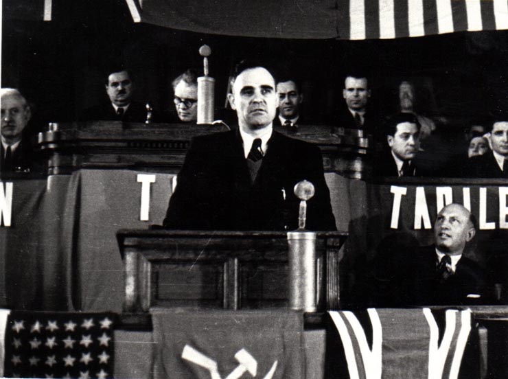 Gh.Gheorghiu Dej rostindu-şi cuvântarea la Primul Congres General al Sindicatelor Unite, care a avut loc la Bucureşti între 20-30 ianuarie 1945 (Clădirea Marii Adunări Naţionale) (Vlădescu Răcoasa, ing. G. Nicolau, Brătfăleanu, Al. Sencovici, Chivu Stoica). (20 – 30  ianuarie 1945)