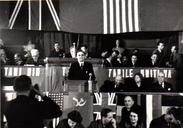 Gh.Gheorghiu Dej, rostindu-şi cuvântarea la Primul Congres General al Sindicatelor Unite, care a avut loc la Bucureşti între 20-30 ianuarie 1945 (Clădirea Marii Adunări Naţionale) (Ana Pauker, Petru Groza, Lotar Rădăceanu, prof. G. Nicolau, Alexandru Sencovici, Chivu Stoica). (20 – 30  ianuarie 1945)
