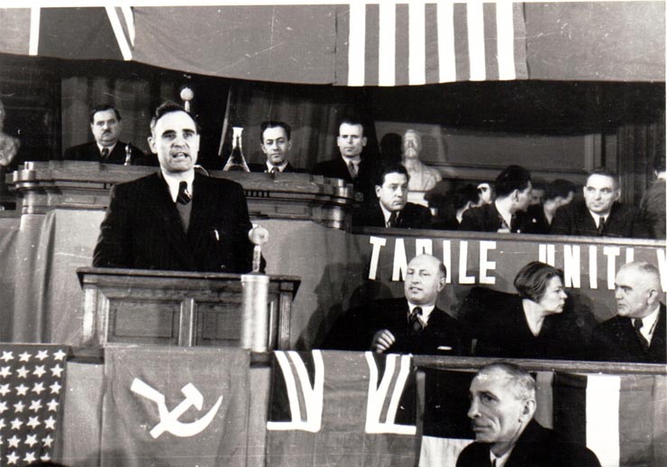 Gh.Gheorghiu Dej, rostindu-şi cuvântarea la Primul Congres General al Sindicatelor Unite, care a avut loc la Bucureşti între 20-30 ianuarie 1945 (Clădirea Marii Adunări Naţionale) (Vlădescu Răcoasa, Ana Pauker, Petru Groza, Gheorghe Apostol, Vasile Luca, Chivu Stoica). (20 – 30  ianuarie 1945)