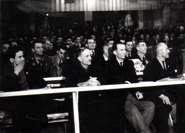Aspecte din sala clubului de pe stadionul Giuleşti din timpul desfăşurării lucrărilor congresului Uniunii Sindicale C.F.R. (20 ianuarie 1945) (Gh. Gheorghiu Dej, Chivu Stoica).(20 – 30  ianuarie 1945)