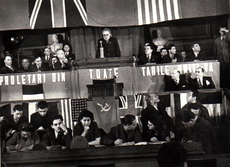 Aspect din timpul lucrărilor primului Congres General al Sindicatelor Unite. Din prezidiu fac parte Gh. Gheorghiu Dej ş.a. (Sala M.A.N.) (Lotar Rădăceanu, Gh. Nicolau, Brătfăleanu, Gh. Apostol, Vasile Luca, Vlădescu Răcoasa).(20 – 30  ianuarie 1945)