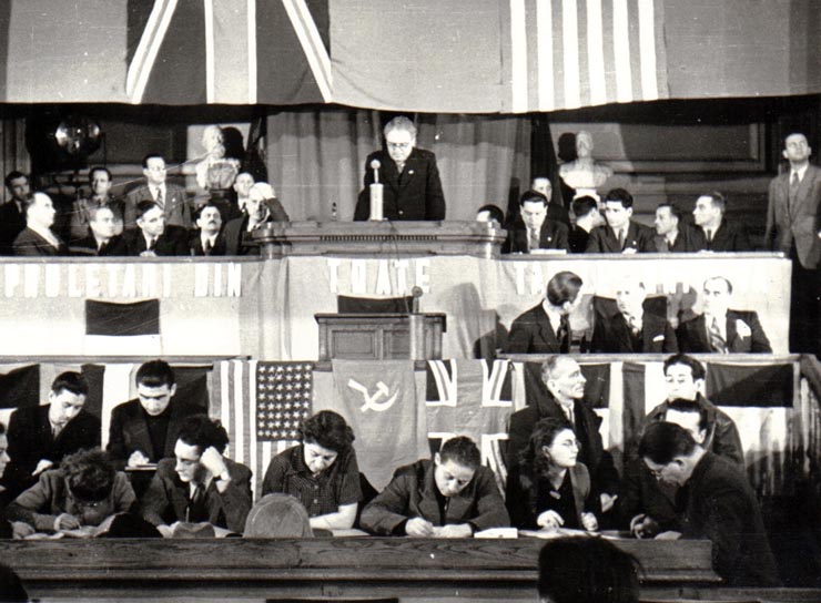 Aspect din timpul lucrărilor primului Congres General al Sindicatelor Unite. Din prezidiu fac parte Gh. Gheorghiu Dej ş.a. (Sala M.A.N.) (Lotar Rădăceanu, ing. G. Nicolau, Brătfăleanu, C. Doncea, Gh. Apostol, V.Luca).(20 – 30  ianuarie 1945)