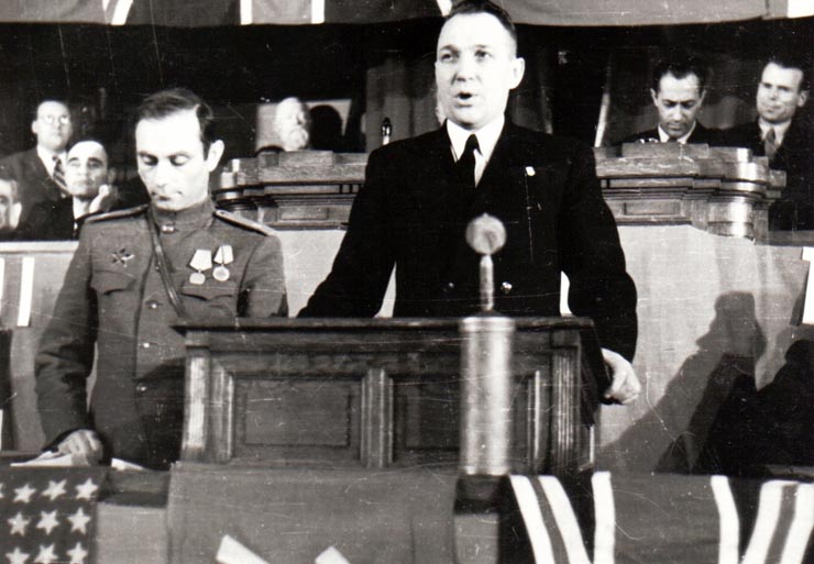 Aspect din timpul lucrărilor Primului Congres General al Sindicatelor Unite. Din prezidiu fac parte Gh. Gheorghiu Dej şi alte persoane (Palatul Marii Adunări Naţionale) (Al. Sencovici, Chivu Stoica).(20 – 30  ianuarie 1945)