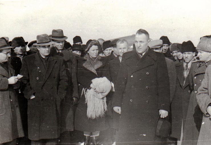 Gh. Gheorghiu Dej, ş.a. ascultă cuvântul de bun găsit rostit pe aeroportul Băneasa de Kuznetov şeful delegaţiei sindicale Sovietice, venit pentru a participa la Congresul general al sindicatelor unite din România (Nicolae Goldberger, M. Posteuca).(23  ianuarie 1945)