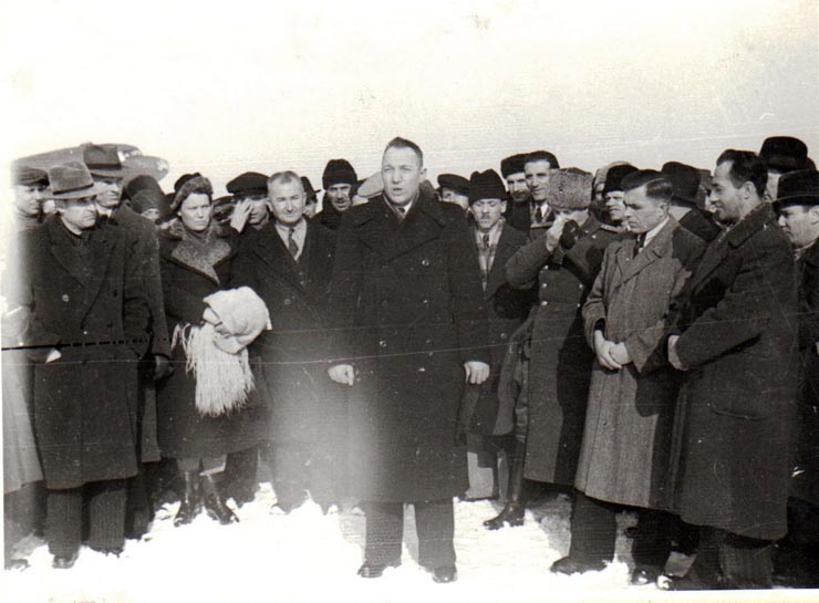 Gh. Gheorghiu Dej, ş.a. ascultă cuvântul de bun găsit rostit pe aeroportul Băneasa de Kuznetov şeful delegaţiei sindicale Sovietice, venit pentru a participa la Congresul general al sindicatelor unite din România (Al. Sencovici, T. Georgescu).(23  ianuarie 1945