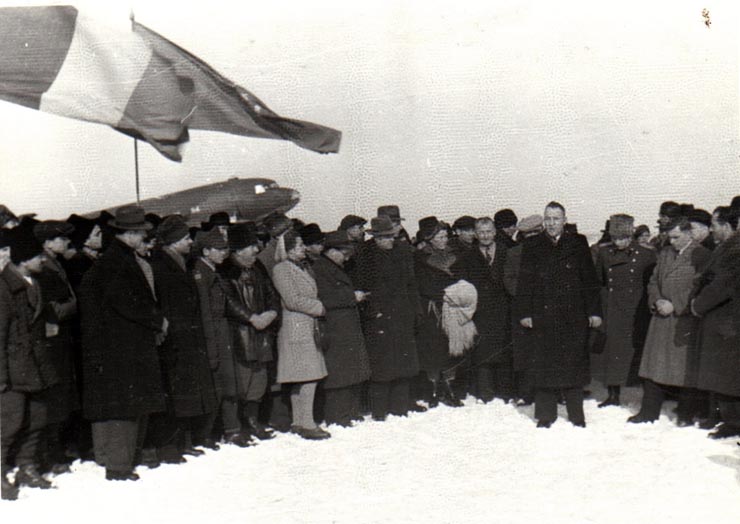 Gh. Gheorghiu Dej, ş.a. ascultă cuvântul de bun găsit rostit pe aeroportul Băneasa de Kuznetov şeful delegaţiei sindicale Sovietice, venit pentru a participa la Congresul general al sindicatelor unite din România (Nicolae Goldberger).(23  ianuarie 1945)