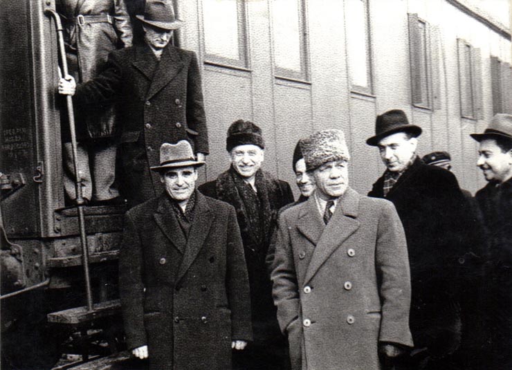 Delegaţia română în frunte cu Gh. Gheorghiu Dej care se înapoia de la Moscova a fost întâmpinată de către o delegaţie a C.C. al P.C.R. formată din E. Bodnăraş şi Iosif Rangheţ în gara Ploieşti (acad. Nicolau, Al. Sencovici, Pătraşcu Iacob Andrei).( ianuarie 1945)