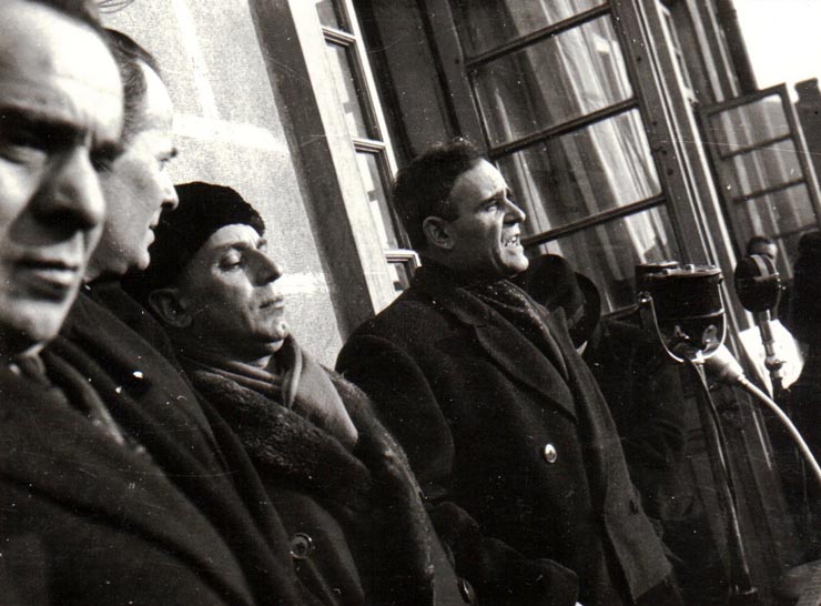 Gh. Gheorghiu Dej vorbind la marea adunare populară din Piaţa Naţiunii, cheamă oamenii muncii la luptă pentru aplicarea în practică a programului de guvernare al F.N.D. (Constantin Doncea).(13 februarie 1945)