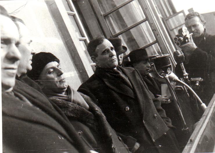 Gh. Gheorghiu Dej vorbind la marea adunare populară din Piaţa Naţiunii, cheamă oamenii muncii la luptă pentru aplicarea în practică a programului de guvernare al F.N.D. (Constantin Doncea).(13 februarie 1945)