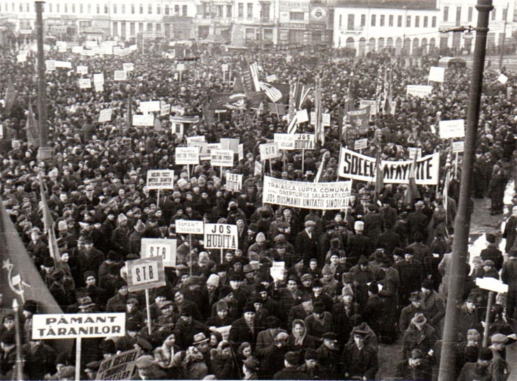 Aspect de la marea adunare populară din din Piaţa Naţiunii, unde oamenii muncii din Capitală, cer instaurarea unui guvern democratic, condamnarea criminalilor de război, etc.(13 februarie 1945)