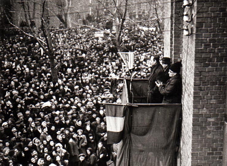 Gh. Gheorghiu Dej  vorbind la marele miting al oamenilor muncii din curtea Atelierelor C.F.R. Griviţa cu prilejul împlinirii a 12 ani de la marile lupte ale muncitorilor ceferişti şi petrolişti.(16 februarie 1945)