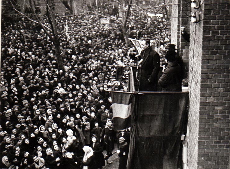 Gh. Gheorghiu Dej  vorbind la marele miting al oamenilor muncii din curtea Atelierelor C.F.R. Griviţa, cu prilejul împlinirii a 12 ani de la marile lupte ale muncitorilor ceferişti şi petrolişti.(16 februarie 1945)