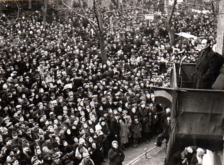 Gh. Gheorghiu Dej  vorbind la marele miting al oamenilor muncii, din curtea Atelierelor C.F.R. Griviţa, cu prilejul împlinirii a 12 ani de la marile lupte ale muncitorilor ceferişti şi petrolişti.(16 februarie 1945)