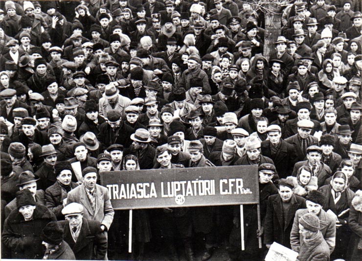 Gh. Gheorghiu Dej  vorbind la marele miting al oamenilor muncii din curtea Atelierelor C.F.R. Griviţa la 16 februarie 1945 cu prilejul împlinirii a 12 ani de la marile lupte ale muncitorilor ceferişti şi petrolişti.(16 februarie 1945)