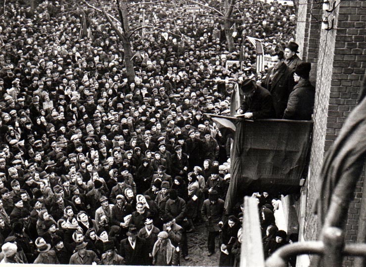 Aspect de la marele miting al oamenilor muncii, din curtea Atelierelor C.F.R. Griviţa unde a vorbit Gh. Gheorghiu Dej cu prilejul împlinirii a 12 ani de la marile lupte ale muncitorilor ceferişti şi petrolişti.(16 februarie 1945)