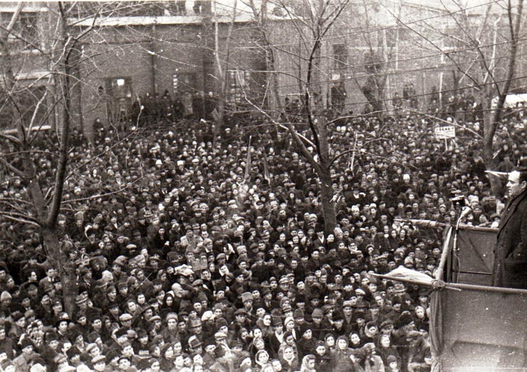 Gh. Gheorghiu Dej, vorbind la marele miting de la Atelierele  C.F.R. Griviţa, cu prilejul împlinirii a 12 ani de la marile lupte ale muncitorilor ceferişti din Februarie 1933.(16 februarie 1945)
