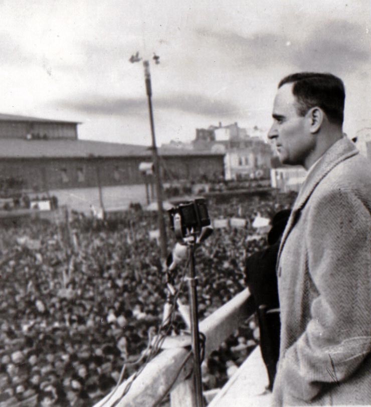 Fotografie reprezentând pe Gh. Gheorghiu Dej, vorbind la demonstraţia oamenilor muncii din Capitală cu prilejul instalării primului guvern democrat din istoria României (piaţa Naţiunii).(6 martie 1945)