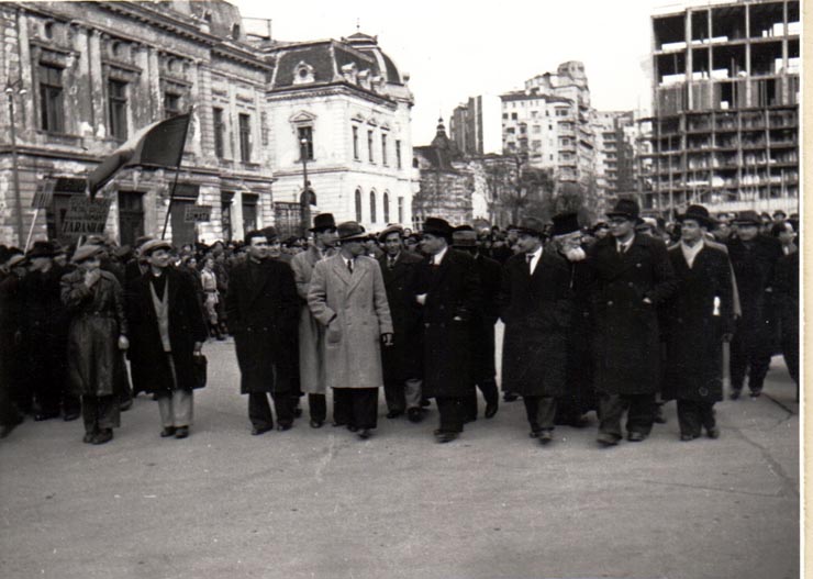 Gheorghe Gheorghiu Dej, în mijlocul oamenilor muncii, îndreptându-se spre piaţa Naţiunii, la manifestaţia F.N.D.(6 martie 1945)