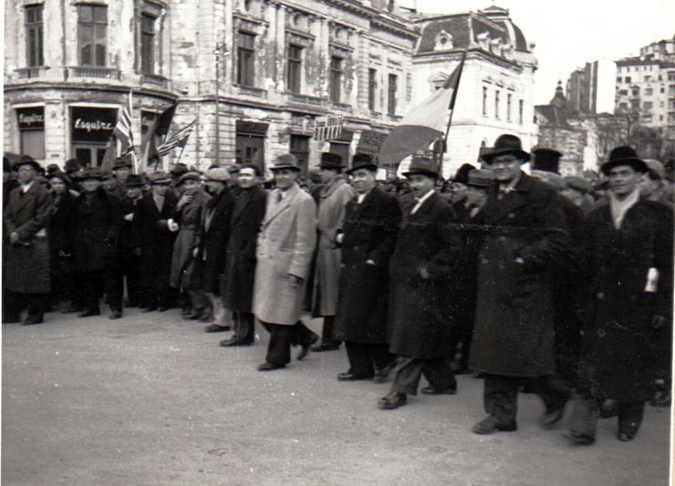 Gheorghe Gheorghiu Dej, în mijlocul oamenilor muncii, îndreptându-se spre piaţa Naţiunii, la manifestaţia F.N.D.(C. Doncea, Andrei Pătraşcu, Miron Constantinescu).(6 martie 1945)