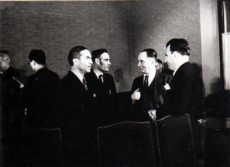 Primul Consiliu de Miniştrii al noului Cabinet. În fotografie Gh. Gheorghiu Dej, P. Constantinescu Iaşi, L.Rădăceanu, ş.a. în sala Marii Adunări Naţionale (Lucreţiu Pătrăşcanu).(6 martie 1945)