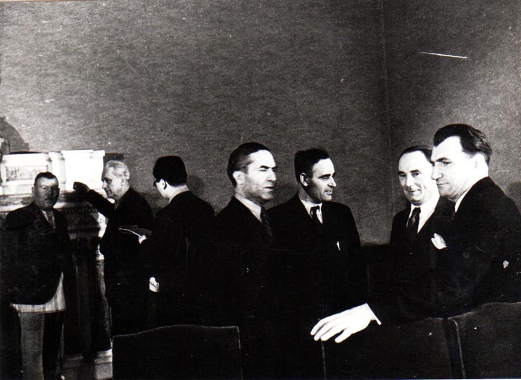 Primul Consiliu de Miniştrii al noului cabinet. În fotografie Gh. Gheorghiu Dej, P.Constantinescu Iaşi, L.Rădăceanu, sala Marii Adunări Naţionale (Zăroni, acad. Gh. Nicolau, Lucreţiu Pătrăşcanu).(6 martie 1945