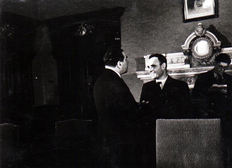 Primul Consiliu de Miniştrii al noului cabinet. În fotografie Gh. Gheorghiu Dej, Gh.Tătărescu, ş.a., sala Marii Adunări Naţionale.(6 martie 1945)