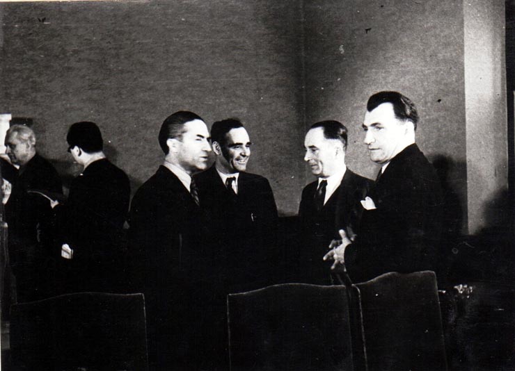 Primul Consiliu de Miniştrii al noului cabinet. În fotografie Gh. Gheorghiu Dej, P.Constantinescu Iaşi, ş.a. sala Marii Adunări Naţionale.(Gh. Nicolau, Lotar Rădăceanu, Lucreţiu Pătrăşcanu).(6 martie 1945)