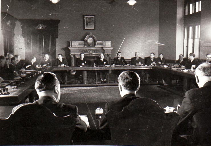 Primul Consiliu de Miniştrii al noului cabinet. În fotografie Gh. Gheorghiu Dej, T. Georgescu, ş.a., sala Marii Adunări Naţionale (Constantinescu Iaşi, Lotar Rădăceanu, Ştefan Voitec, Prof. G. Nicolau, Gh. Tătărescu, Mihail Ralea).(6 martie 1945)