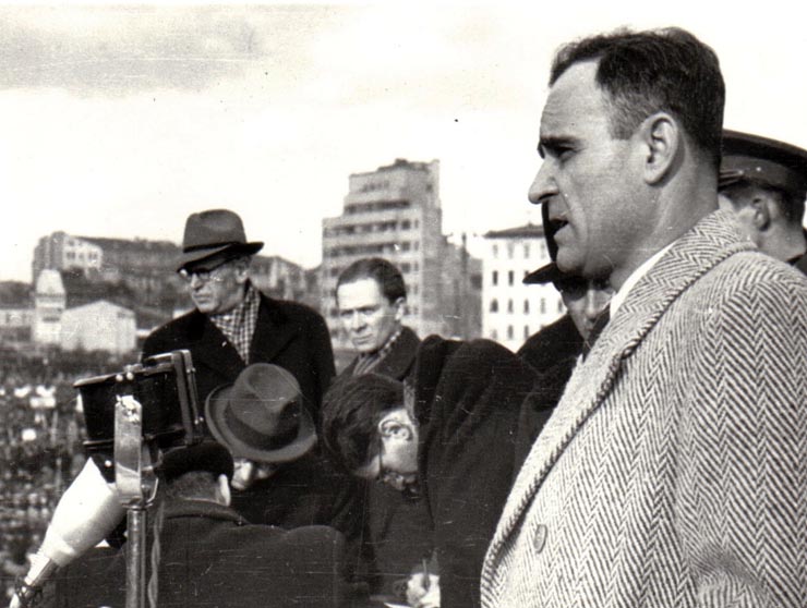 Gheorghe Gheorghiu Dej vorbind la manifestaţia F.D.P. din Piaţa Naţiunii.(6 martie 1945)