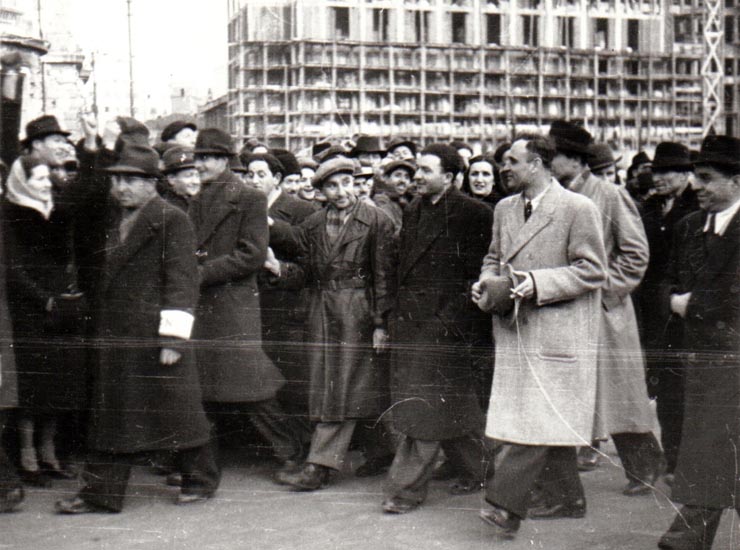 Gheorghe Gheorghiu Dej în fruntea unei coloane de muncitori îndreptându-se spre Piaţa Naţiunii la manifestaţia F.N.D. din 6 martie 1945 (Constantin Doncea).(6 martie 1945)