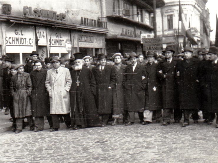 Gheorghe Gheorghiu Dej în fruntea unei coloane de muncitori îndreptându-se spre Piaţa Naţiunii la manifestaţia F.D.P.din 6 martie 1945 (preot Popescu Moşoaia, Constantin Doncea, Neagu Andrei, Pătraşcu Andra, Iosif Rangheţ, Miron Constantinescu, Vlădescu Răcoasa).(6 martie 1945)