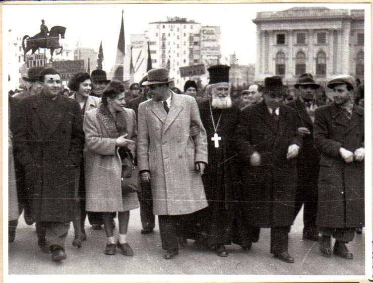 Gheorghe Gheorghiu Dej în fruntea unei coloane de muncitori îndreptându-se spre Piaţa Naţiunii la manifestaţia F.N.D.din 6 martie 1945, (în faţa Palatului) (Ana Toma, preot Popescu  Moşoaia, Constantin Doncea, Popescu Diaconu).(6 martie 1945)