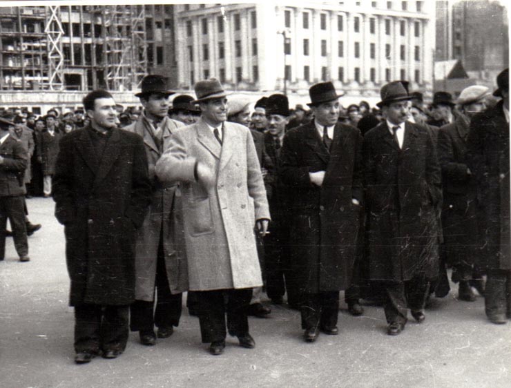 Gheorghe Gheorghiu Dej în fruntea unei coloane de muncitori îndreptându-se spre Piaţa Naţiunii la manifestaţia F.N.D.din 6 martie 1945, (Constantin Doncea, Andrei Pătraşcu).(6 martie 1945)