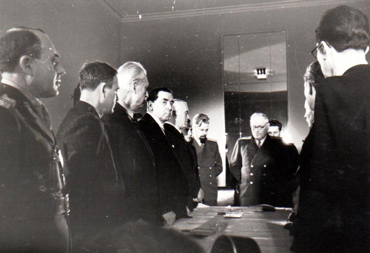 Gheorghe Gheorghiu Dej, P.Groza, Gh. Tătărescu, ş.a.în vizită la Legaţia Sovietică, cu prilejul reunirii Nordului Transilvaniei cu România democratică (general Vasiliu Răşcanu, prof. G. Nicolau, Pavlov Bogdenco, A.I.Vişinschi).(11 martie 1945)