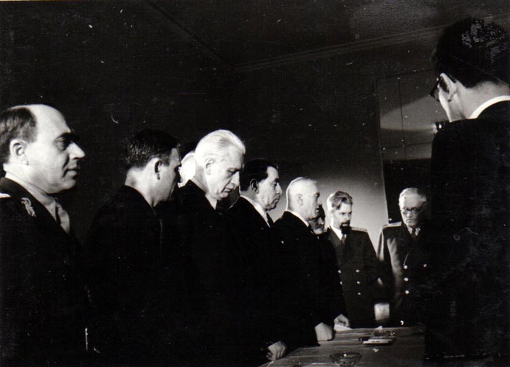 Gheorghe Gheorghiu Dej, P. Groza, Gh. Tătărescu ş.a. în vizită la Legaţia Sovietică cu prilejul reunirii Nordului Transilvaniei cu România democratică (Vasiliu Răscanu, acad.Nicolau Gh.,Vişinschi).(11 martie 1945)