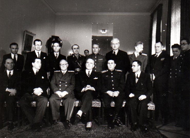 Gheorghe Gheorghiu Dej, Petru Groza, Lotar Rădăceanu şi alţi membrii ai guvernului, alături de Vişinschi, G-ral Vinogradov, G-ral Lusaicov, în vizită la Legaţia Sovietică cu prilejul reuniunii Nordului Transilvaniei cu România democratică (11 martie 1945) (Gh. Tătarescu, Cotlear, Alexandrescu Anton, Petre Constantinescu Iaşi, Vasiliu Răşcanu, prof. G. Nicolau, Pavlov Bogdenko).(11 martie 1945)