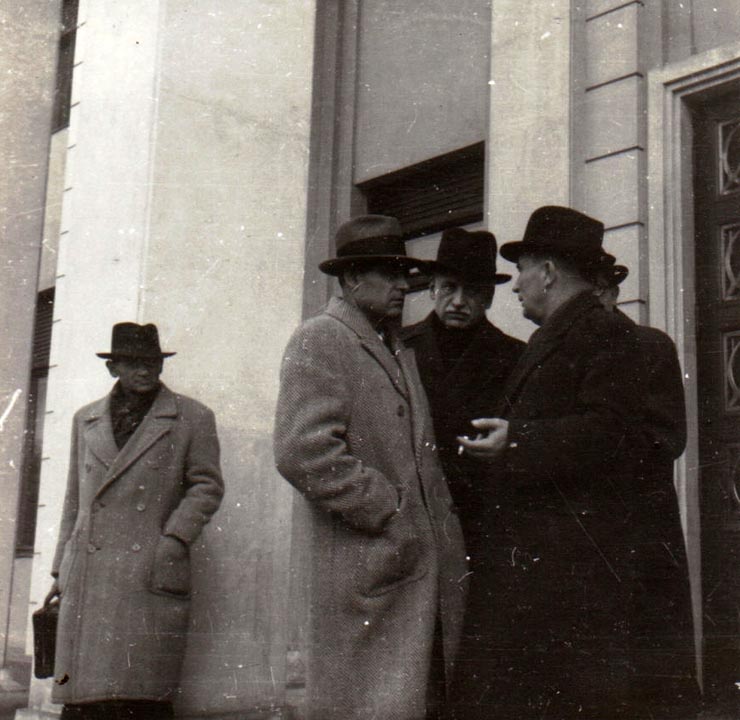 Gheorghe Gheorghiu Dej, Lotar Rădăceanu, Ştafan Nicolau,ş.a. în faţa intrării Ambasadei Sovietice, unde au făcut o vizită cu prilejul reunirii Nordului Transilvaniei cu România democratică (11 martie 1945).(11 martie 1945)
